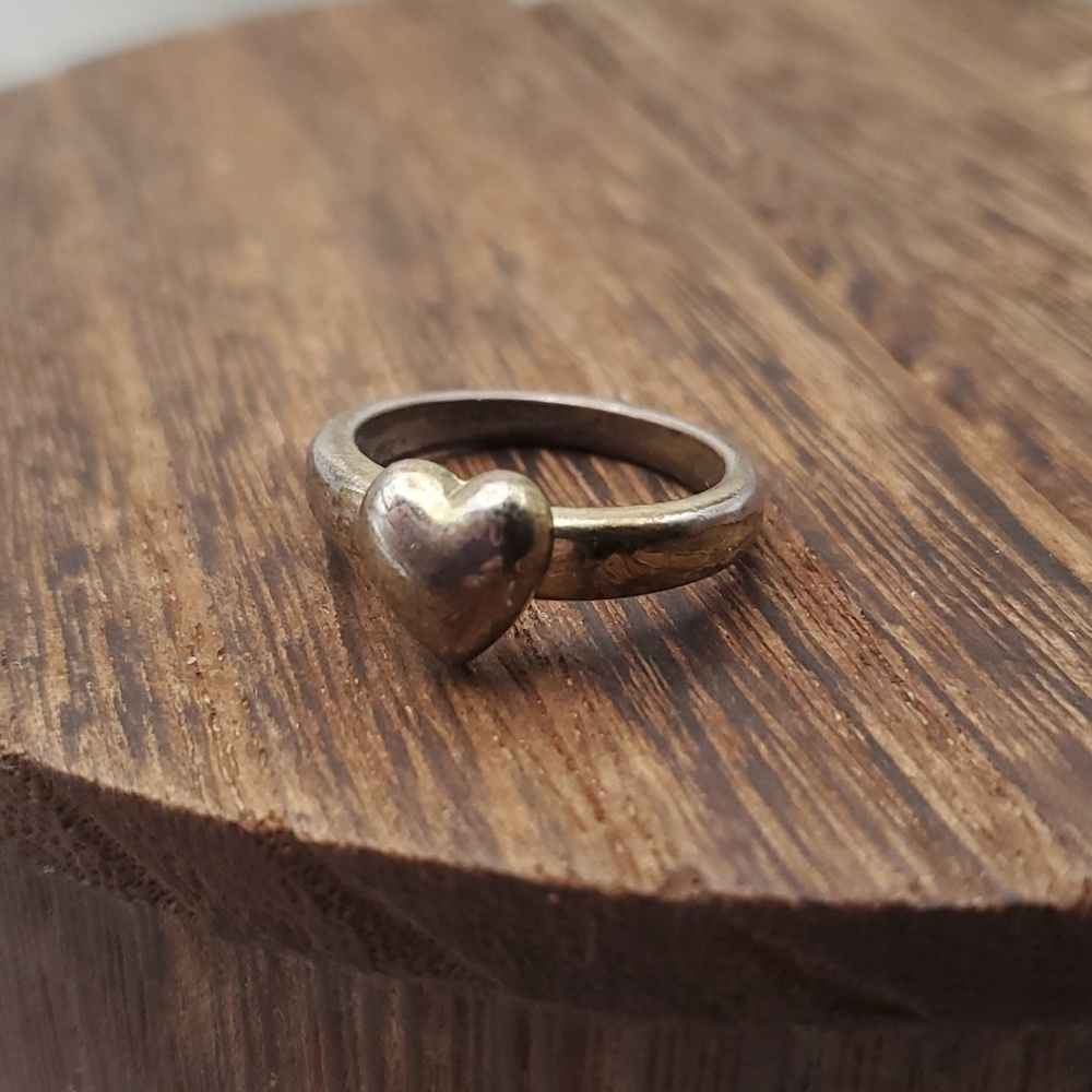 Size 7 R369 sterling over brass victorian. Heart ring heirloom band